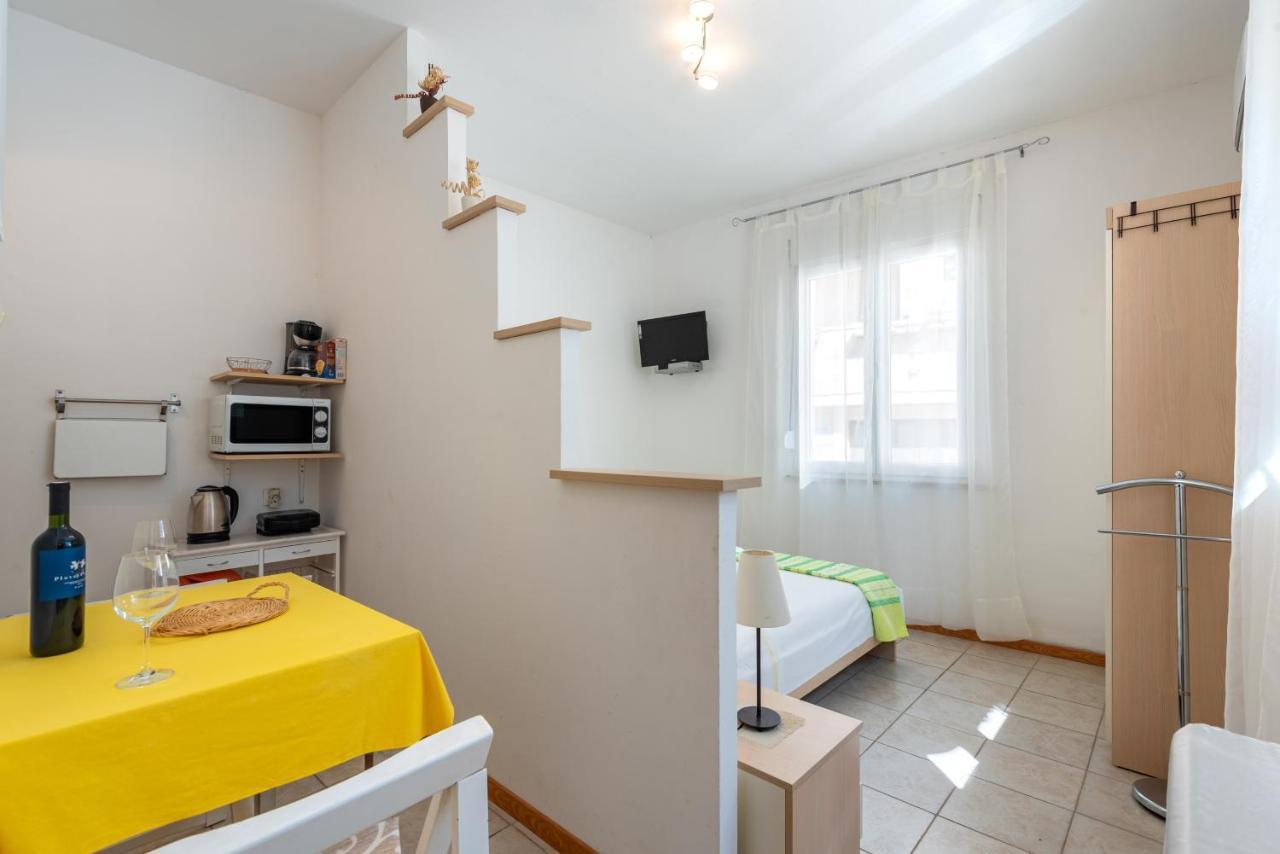 Apartments By The Sea Jelsa, Hvar - 11319 Jelsa  Exterior photo
